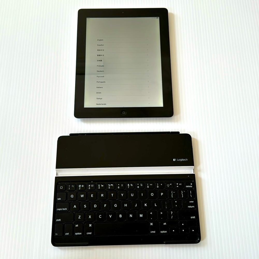 Apple IPad 4 16GB and Logitech Keyboard